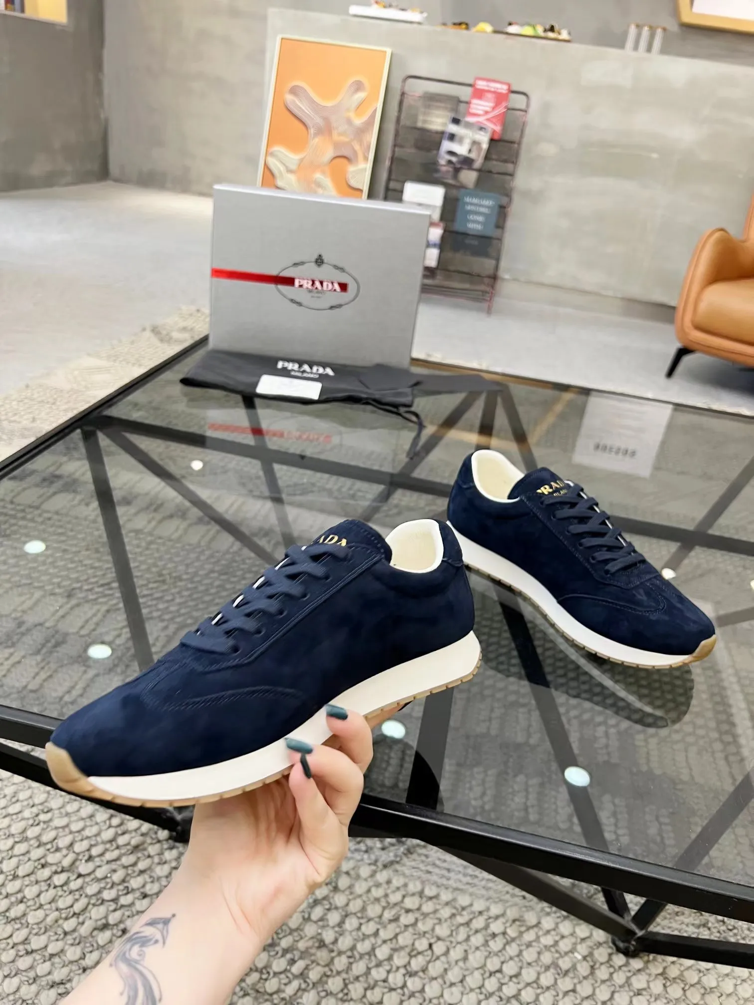 P400 38-45 Prada Prada’s new men’s leather sneakers, the highest version on the market, any comparison is welcome🆚! The original leather has excellent texture and is super high-end! Fetal sheep net lining imported from Italy, removable pad! Luxurious materials and fine workmanship, highly recommended!